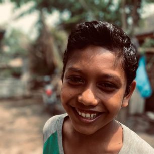 Rizky, Lia a Raj patří mezi premianty třídy a staly se prozatimními All Stars týmu v místní vesnici