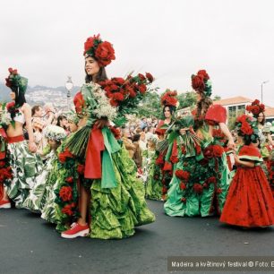 Během Květinového festivalu jsou ostrované oděni do šatů z živých květin