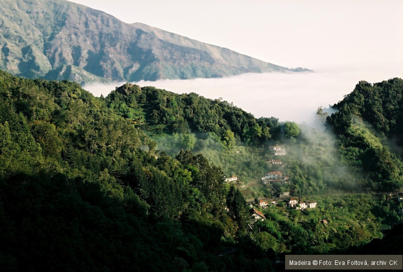 Madeira je hornatým ostrovem náležícím Portugalsku
