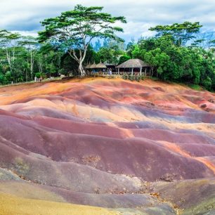 Unikátní oblast Chamarel - uprostřed tropických hor narazíte na kus země, který vypadá jako písečné barevné duny, Mauricius