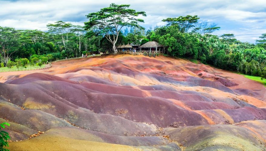 Unikátní oblast Chamarel - uprostřed tropických hor narazíte na kus země, který vypadá jako písečné barevné duny, Mauricius