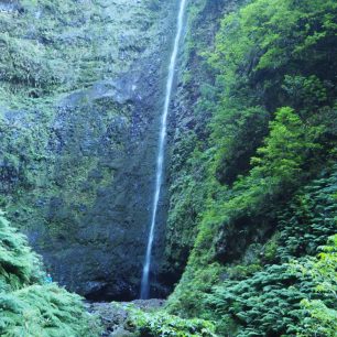 Levada do Caldeirao Verde a vodopád na konci, Madeira