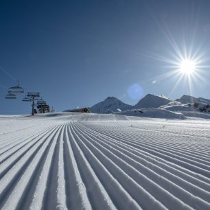 Nekonečné lyžařské terény, čítající celkově více než 400 km sjezdovek propojených 154 lanovkami, na kterých platí jediná lyžařská permanentka, činí lyžování v Zillertalu bezkonkurenčně různorodým, kvalitním a přitom cenově výhodným, Zillertal, Rakousko