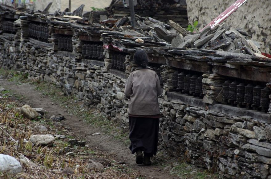 Modlitební zdi mani, čorteny, praporky, oblečení, jazyk i zvyky jsou tibetské