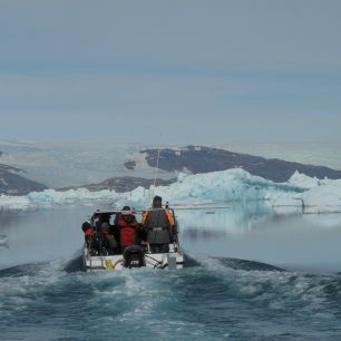Na člunu ledovým fjordem Sermiliq, Grónsko