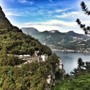Lago di Garda obklopené téměř dvoutisícovými vrcholy