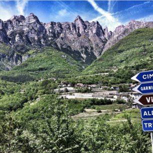 Garda je multisportovní oblast, kde můžete chodit na túry, lézt po ferratách, skákat paragliding, dělat yachtit, sjíždět parádní sjezdy a zažívat trýznivě božské výjezdy v sedle bika i silničky