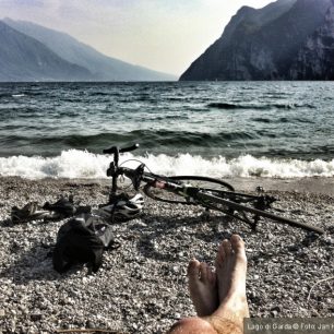 Zasloužená odměna u vody po zdolání desítek našlapných kilometrů