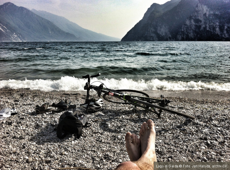 Zasloužená odměna u vody po zdolání desítek našlapných kilometrů