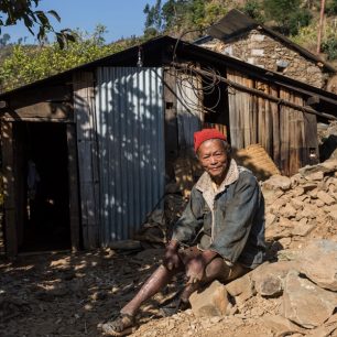 Mnoho místních postižených zemětřesením bylo donuceno žít v provizorních přístřešcích