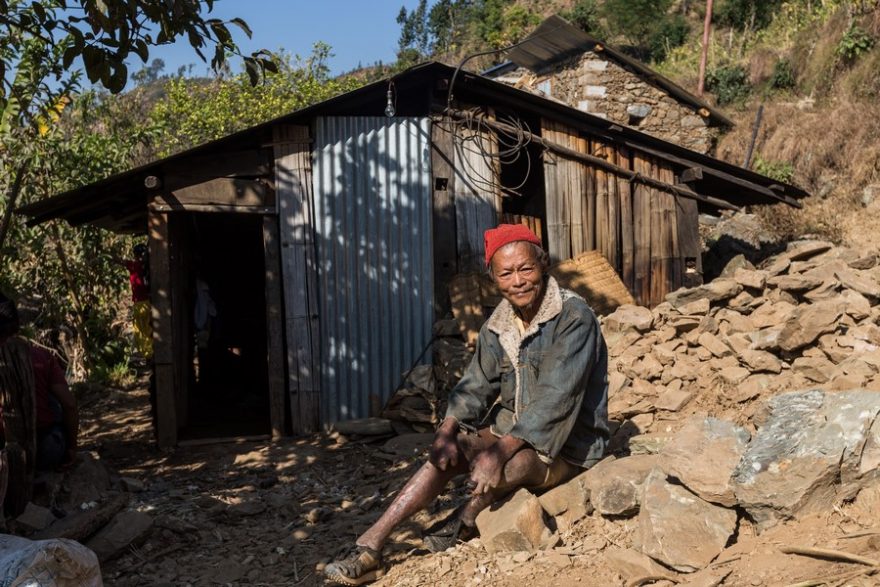 Mnoho místních postižených zemětřesením bylo donuceno žít v provizorních přístřešcích