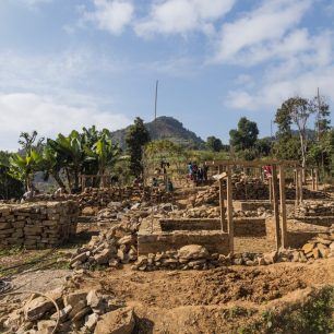Zemětřesení v dubnu 2015 způsobilo rozsáhlé škody a zničilo miliony domů v celém Nepálu