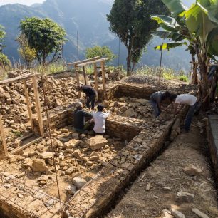Kvůli nedostatku techniky, lidských zdrojů, omezeným stavebním materiálům a neschopnosti místních dodržet vládní předpisy mnzí ještě neobnovili svá obydlí