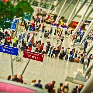 Leteckou dovolenou si může dovolit stále více lidí