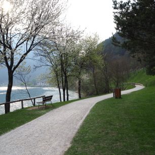 Cestička kolem Lago di Ledro