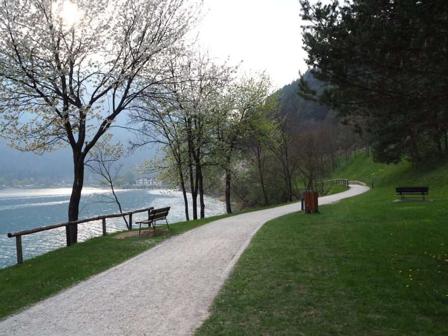 Cestička kolem Lago di Ledro