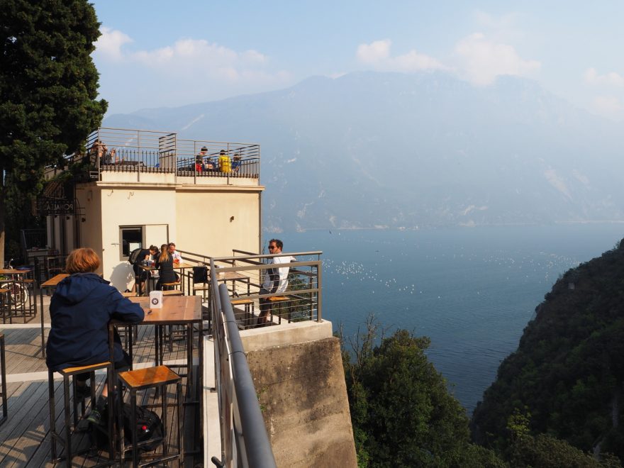 Pod lezeckou oblastí Regina del Lago