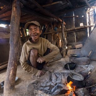 Bhakta se živí pěstováním kukuřice, prosa, neloupané rýže a hořčice a chovem koz