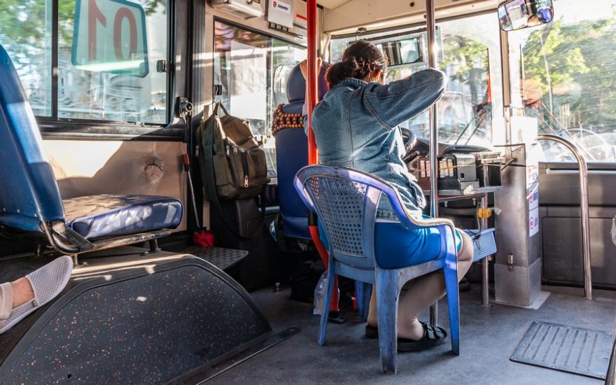 Plastové židličky jsou praktickým doplňkem – zabírají málo místa, jsou skladné a navíc lehké