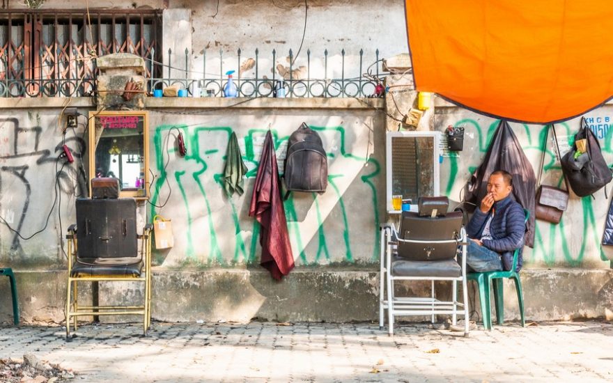 Žádné složité pronájmy nemovitostí, elektřinu holič natáhne ze sousedního domu