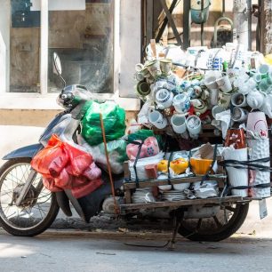 Zdejší produkce plastového odpadu je ještě víc alarmující v tom,  že velká část odpadků končí v příkopu u silnic nebo ve smrdutém táboráku za městem