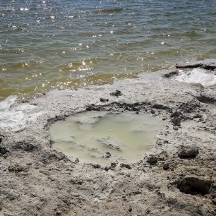Tzv. mayské lázně se nazývají drobné bazénky s jílovým bahnem na břehu vysychajícího jezera