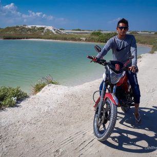 Mexičané berou turisty na průzkum okolí Růžové laguny na čtyřkolkách, džípy a nebo na motorce