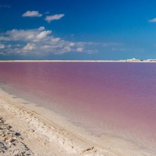 Růžová laguna na severním pobřeží Yukatánského poloostrova, se solným těžebním dolem v pozadí