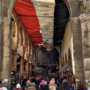 Ulice Damašku s obchůdky a tržnicí, kde nakoupíte opravdu všechno