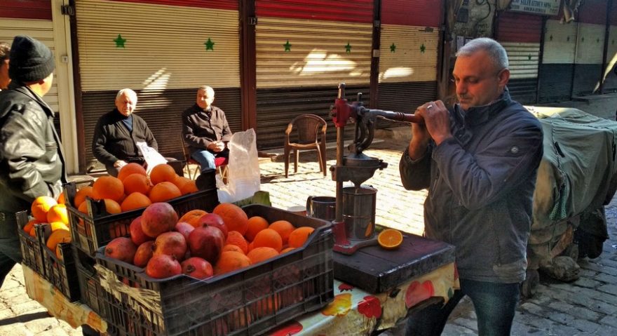 Moštování z čerstvých pomerančů 