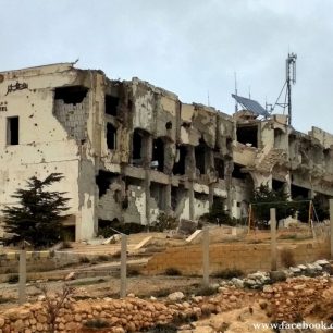 Rozstřílený 4* hotel na skále nad městem Maalula