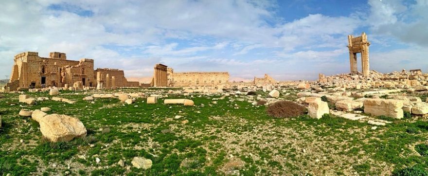  Zničené antické město Palmýra tzv. Islámským státem. Zde stával Belův chrám – zbyly pouhé trosky a jeden oblouk vstupní brány