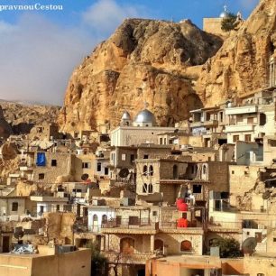 Poutní město křesťanů a muslimů Maalula ve výšce 1400 m.n.m.