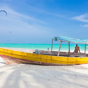 Barevné loďky na plážích vytváří krásná zátiší