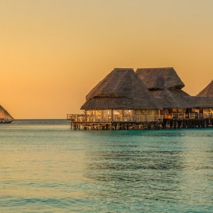 Krásný západ slunce nad mořskou hladinou