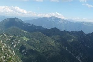 Lago di Garda je obklopeno téměř dvoutisícovými vrcholy