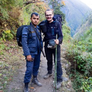 Povinná výbava volebních komisařů – puška a smartphone, Manaslu circuit, Nepál