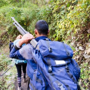 Při horském pochodu mají ochránci voleb pušku jen tak ležérně přehozenou přes rameno, Manaslu circuit, Nepál