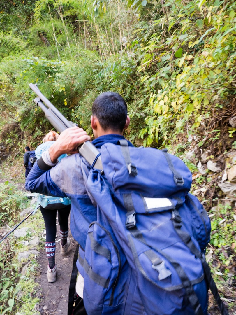 Při horském pochodu mají ochránci voleb pušku jen tak ležérně přehozenou přes rameno, Manaslu circuit, Nepál