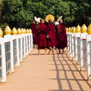 Mladí mniši u chrámu, Mon state, Myanmar