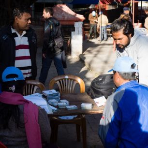 V předvečer voleb se roznášejí i poslední letáčky, Káthmándú, Nepál