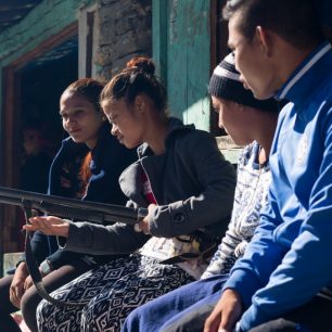 Při zastávce ve vesnicích je o zbraně veliký zájem, Manaslu circuit, Nepál