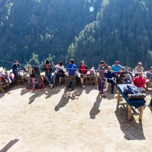 Volební komise a ochranka při polední pauze, Manaslu circuit, Nepál