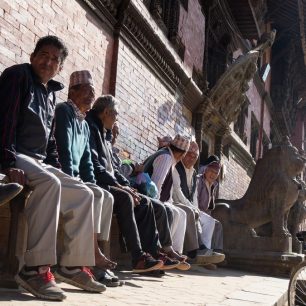 Staříci se zájmem přihlížejí přípravám voleb, Káthmándú, Nepál