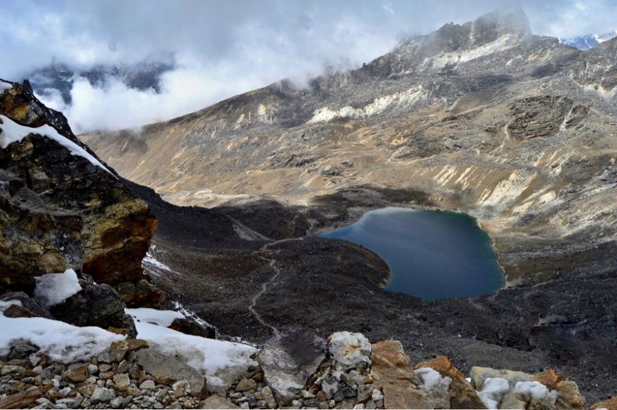 Jezero uprostřed horských velikánů