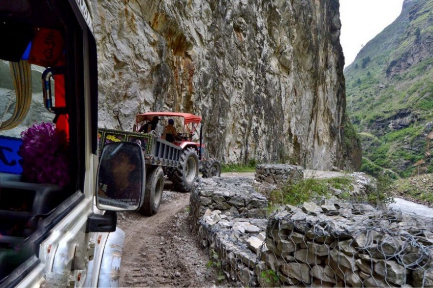 Připravte se na to, že zdejší silnice nejsou v dobrém stavu a doprava je zdlouhavá