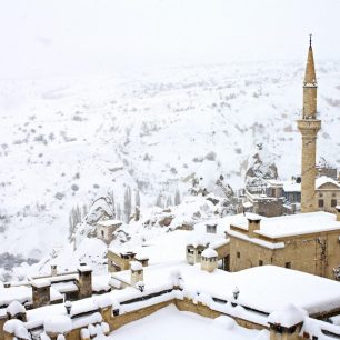 Uchisar, nezvyklý pohled na vesnici pod sněhem