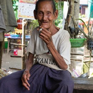 Stařík, který své řemeslo předal další generaci už jen s úsměvem přihlíží, Bilu Kyun, Myanmar