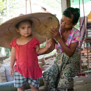 Tradiční bambusové klobouky musí na poli chránit před sluncem, Bilu Kyun, Myanmar