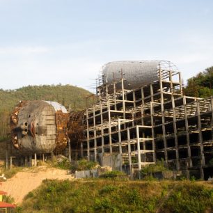 Přímo naproti sochy se už téměř dvě desítky let staví její dvojče, Myanmar